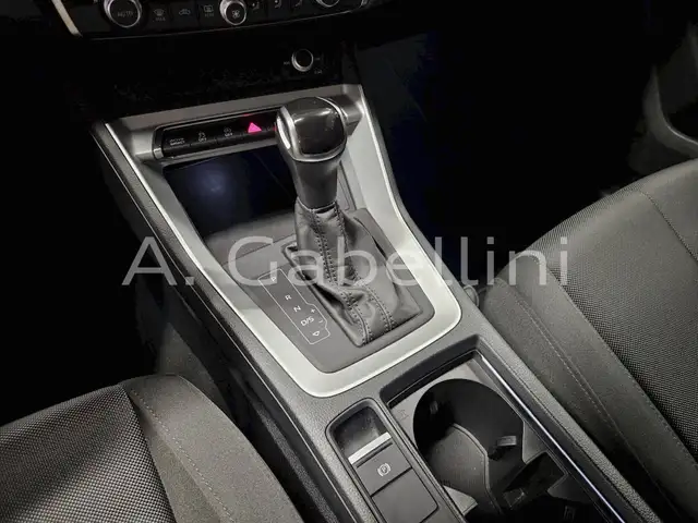Audi Q3 view 9