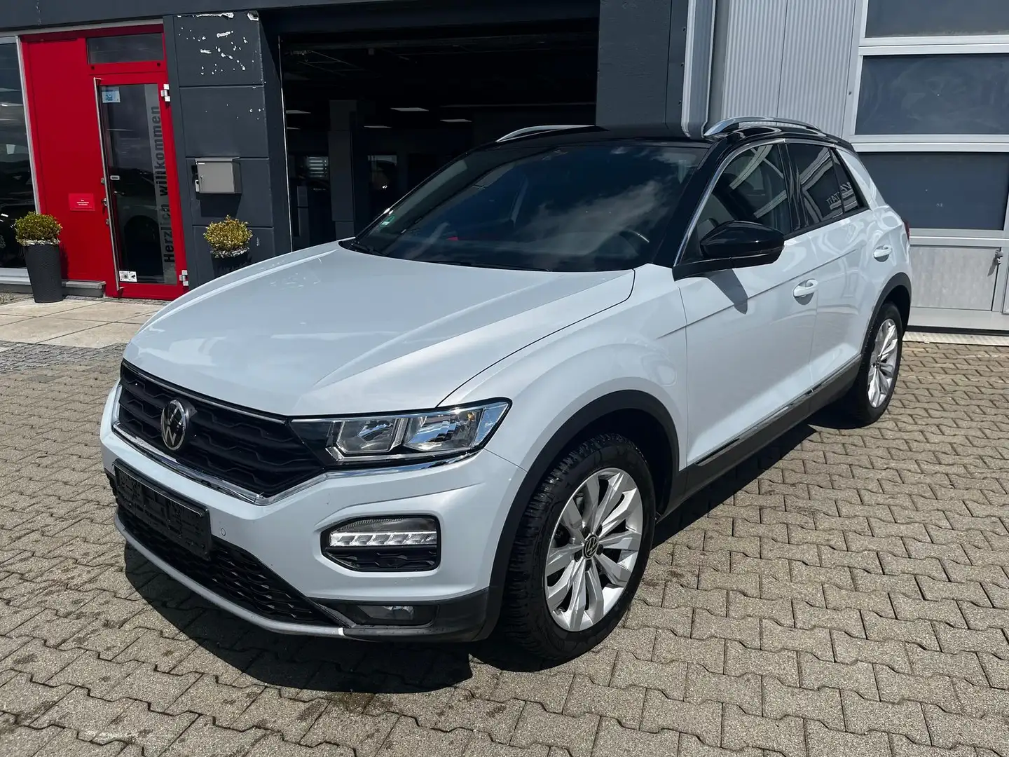 Volkswagen T-Roc 1.5 TSI Sport Digital-Tacho R.Kamera AHK Silver - 1
