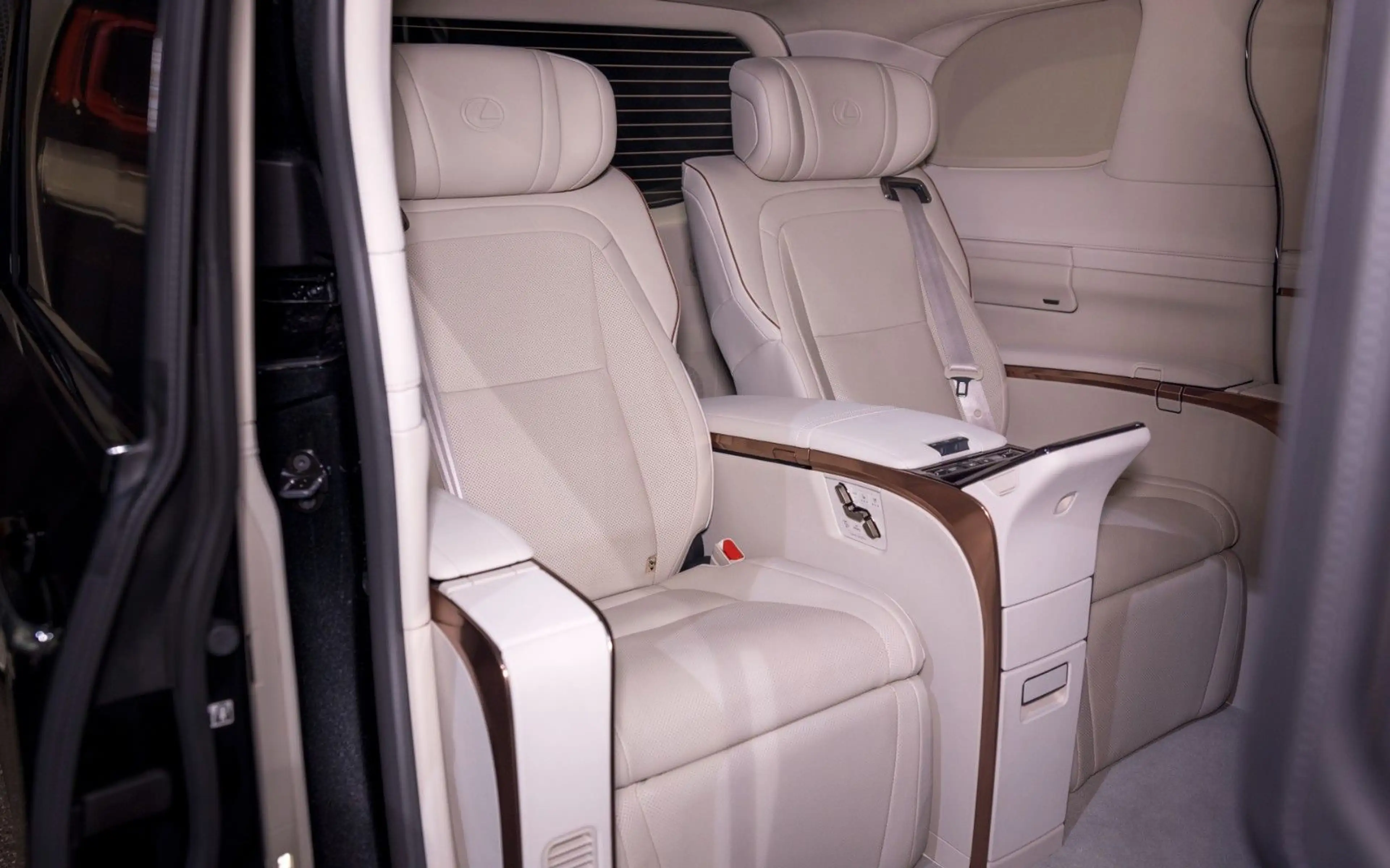 Lexus LM 350h LUXURY | 4-SEATS - FIRSTCLASS | NEW MY26 — photo 14