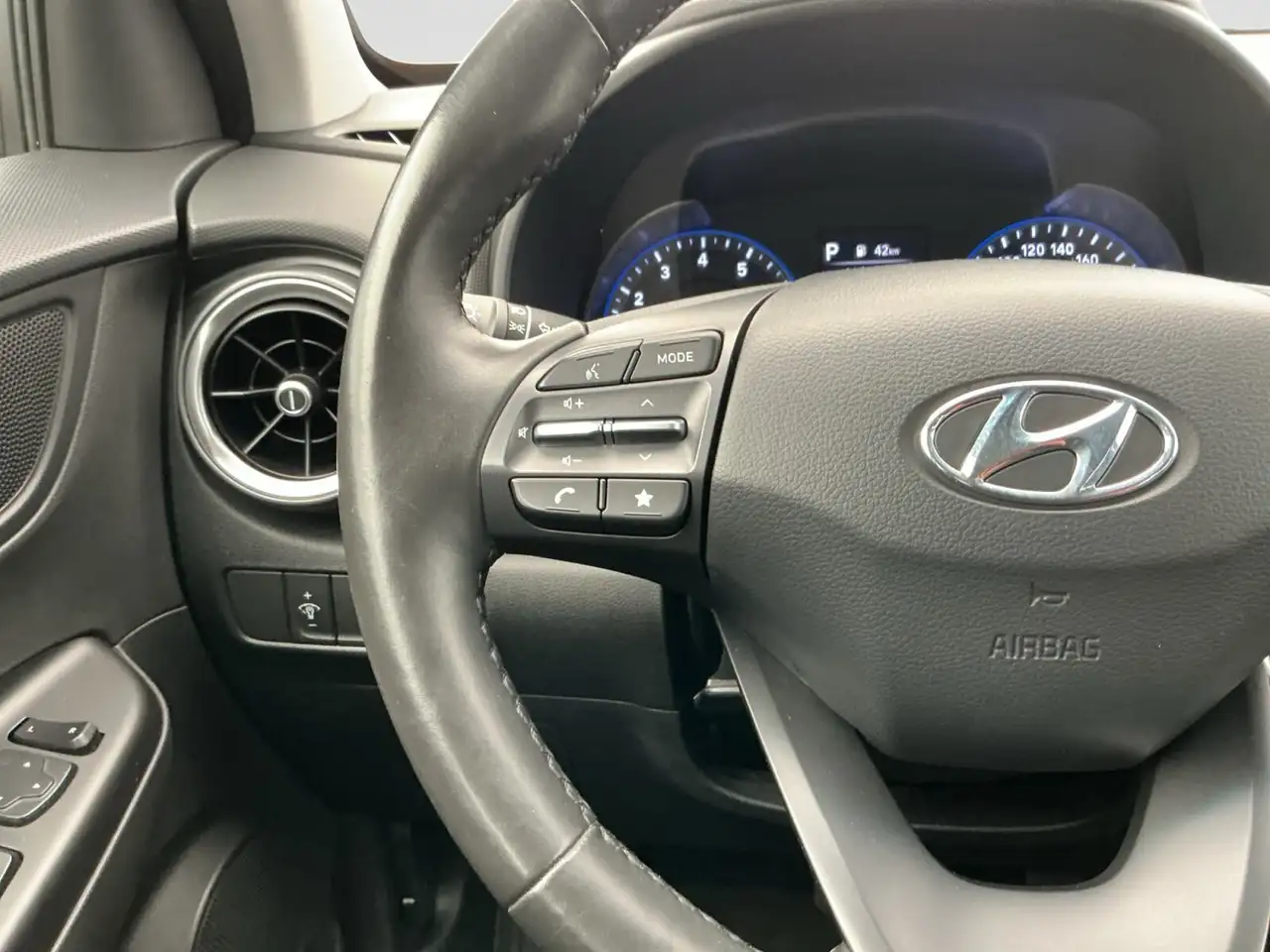Hyundai KONA снимка Hyundai KONA