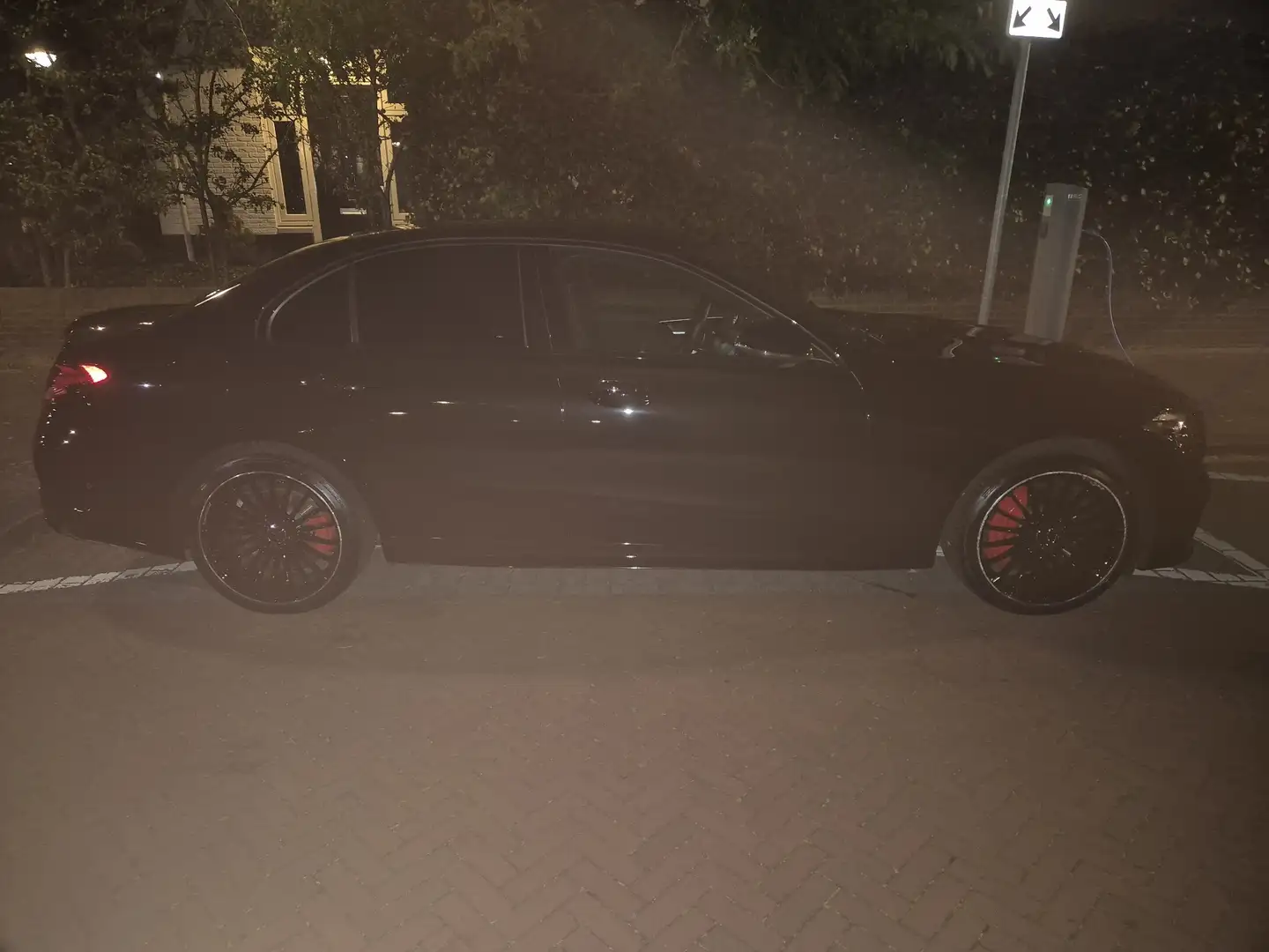 Mercedes-Benz C 300 e 9G-TRONIC AMG Line Zwart - 2