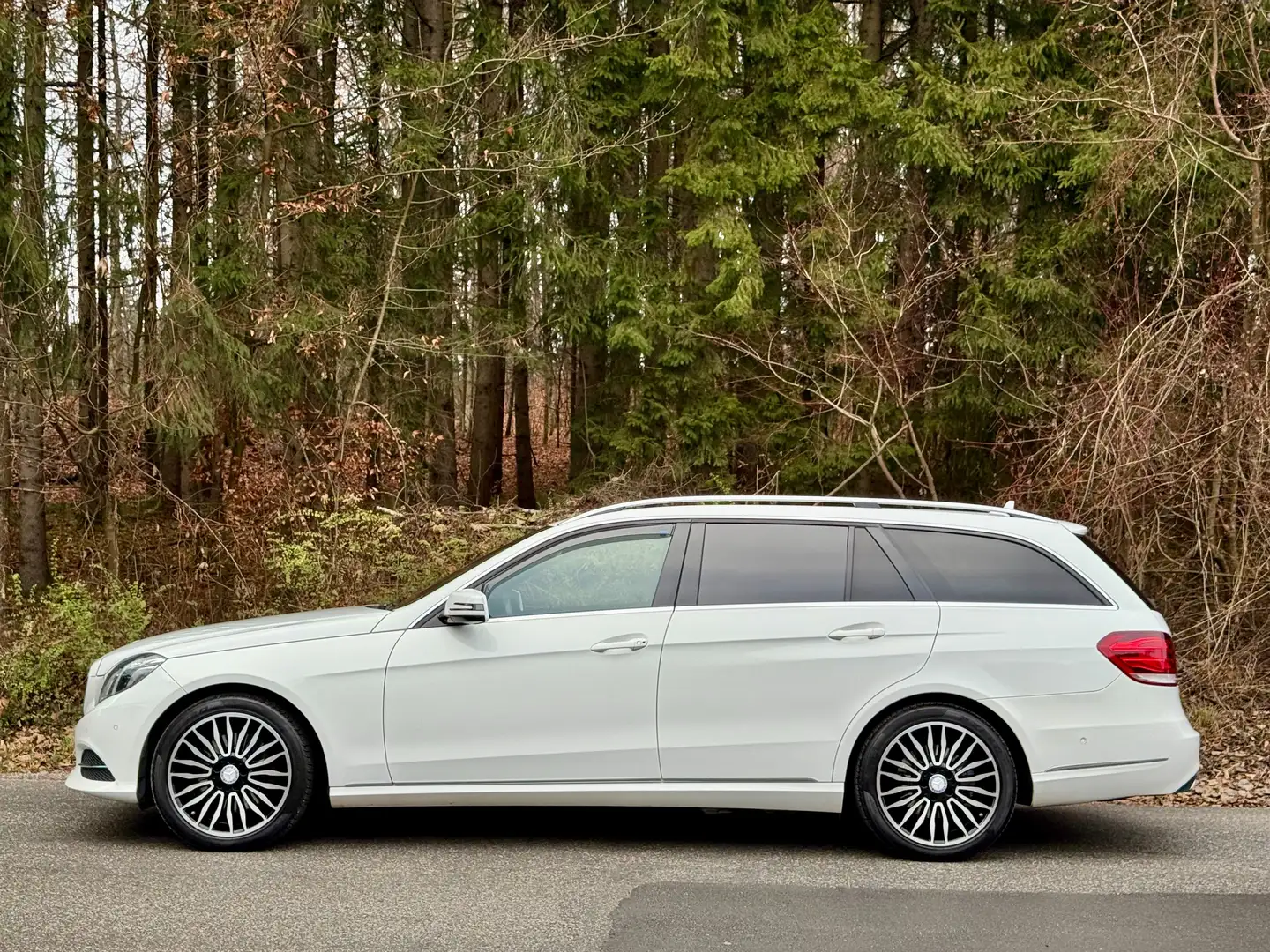 Mercedes-Benz E 220 E 220d 4Matic Avantgarde *NAVI*TEILLEDER*TEMP*AHK* Weiß - 2