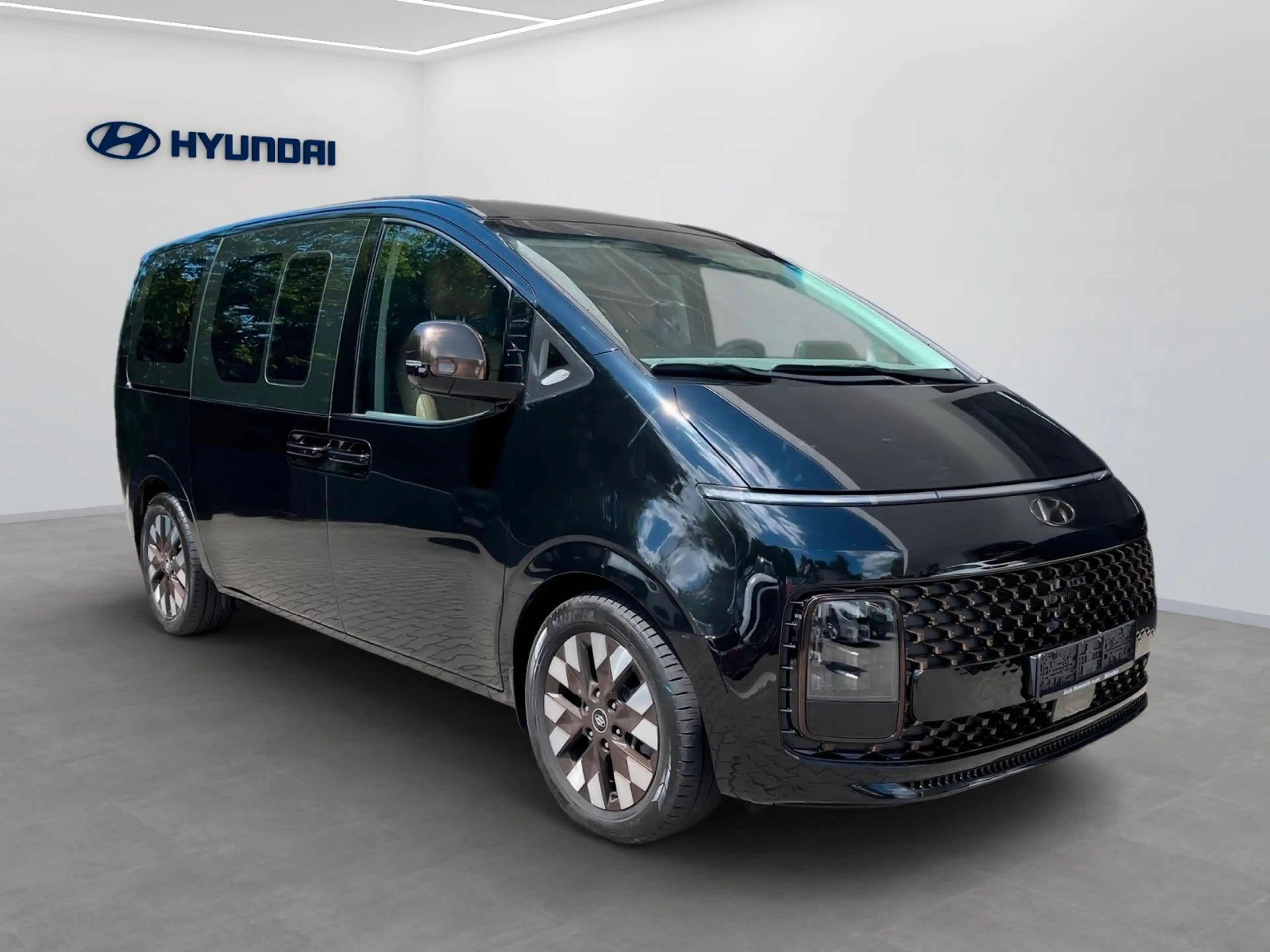 Hyundai STARIA Signature 4WD Panorama TOP — photo 2