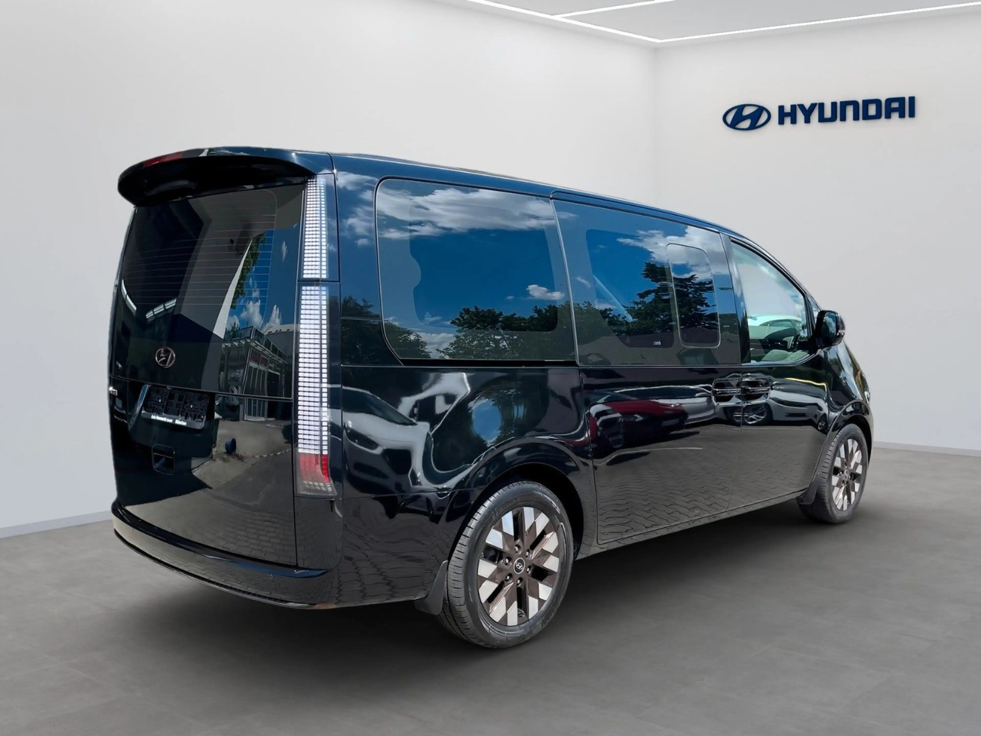 Hyundai STARIA Signature 4WD Panorama TOP — photo 3