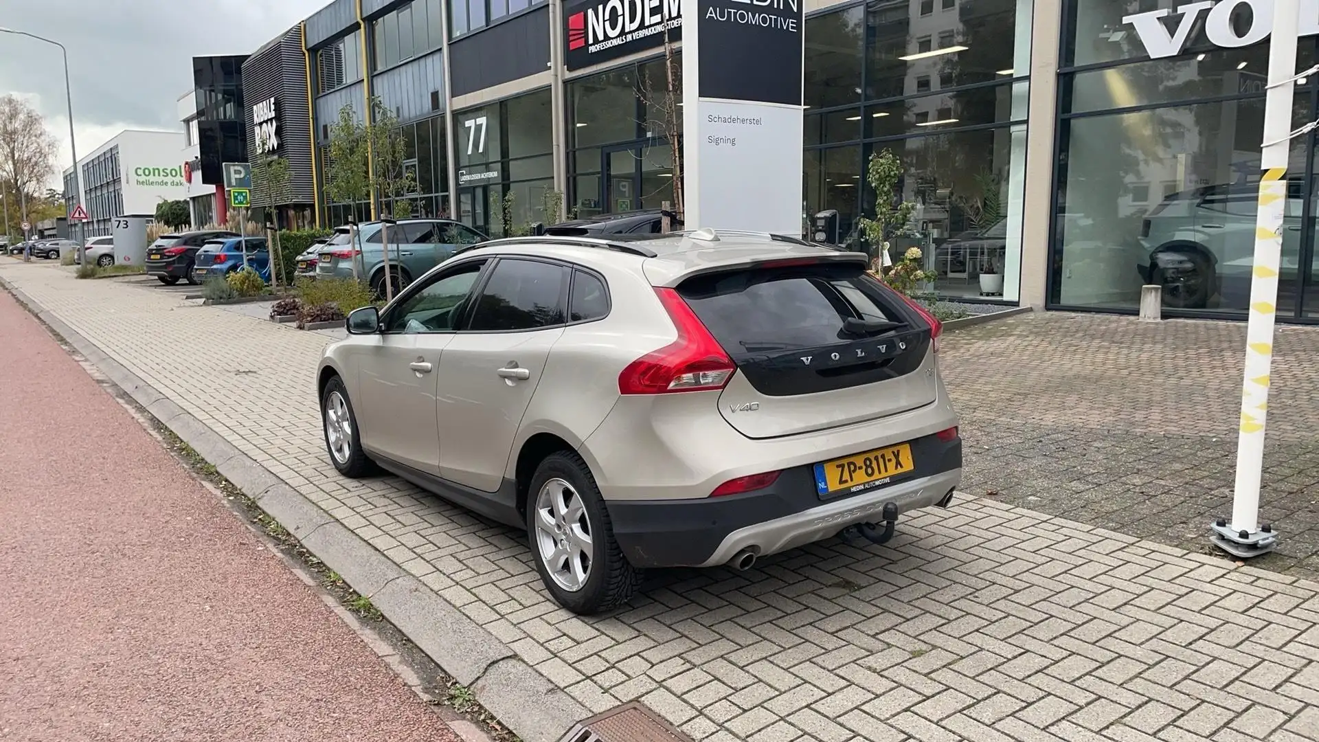 Volvo V40 Cross Country T3 Polar+ Luxury Automaat| Panoramadak | Parkeerca Beige - 2