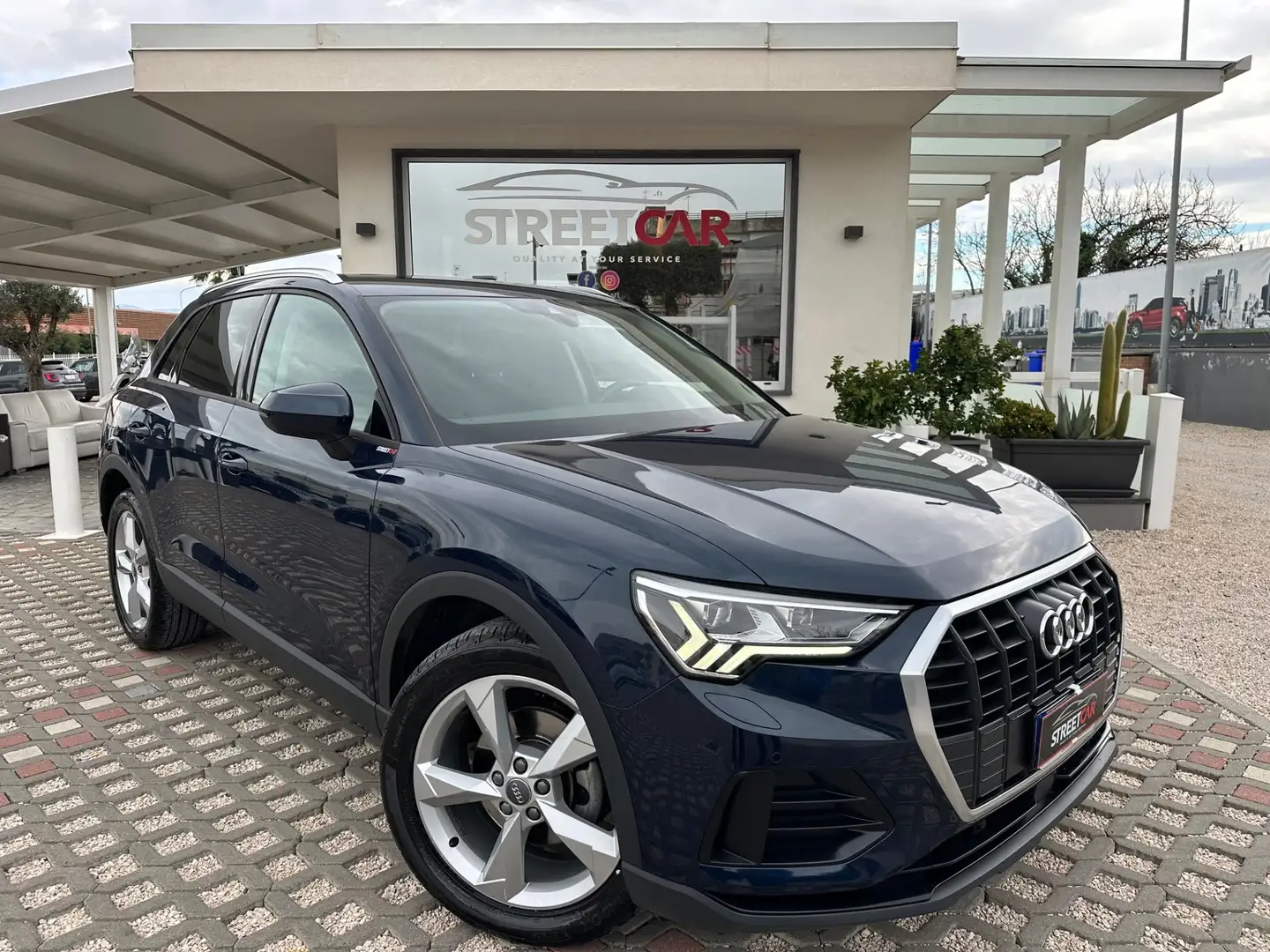 Audi Q3 35 TDI quattro Business Advanced Bleu - 1