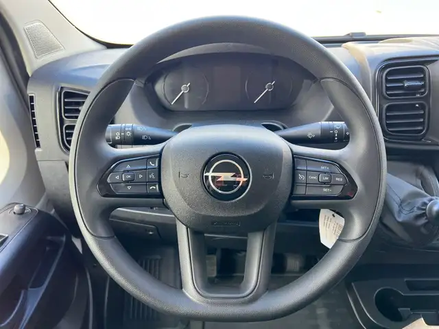 Opel Movano view 9