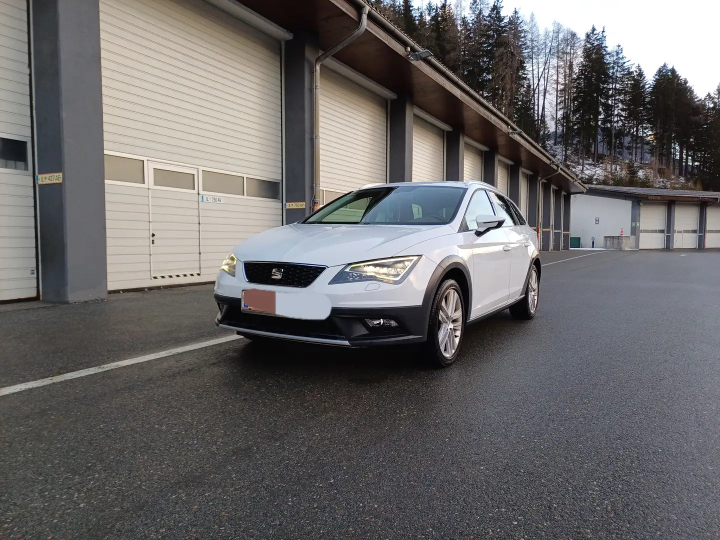 SEAT Leon Leon ST X-Perience 2,0 TDI 4Drive X-Perience Weiß - 1