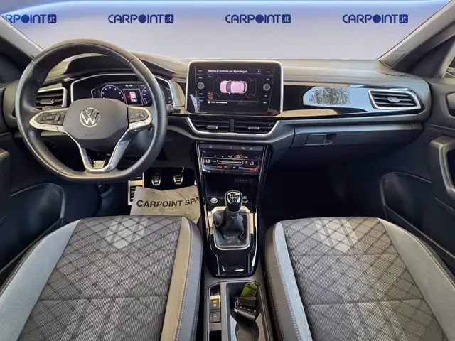 Volkswagen T-Roc view 11
