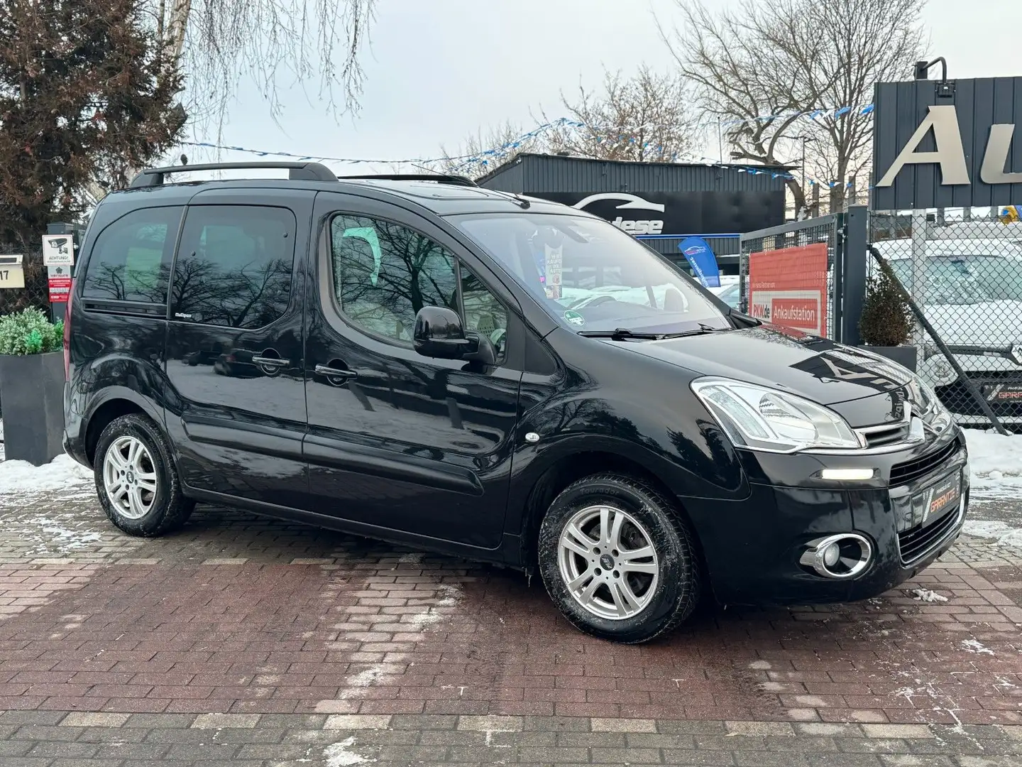 Citroen Berlingo Kombi Selection 1.6*Pano*SHZ*PDC*TEMP* Schwarz - 1