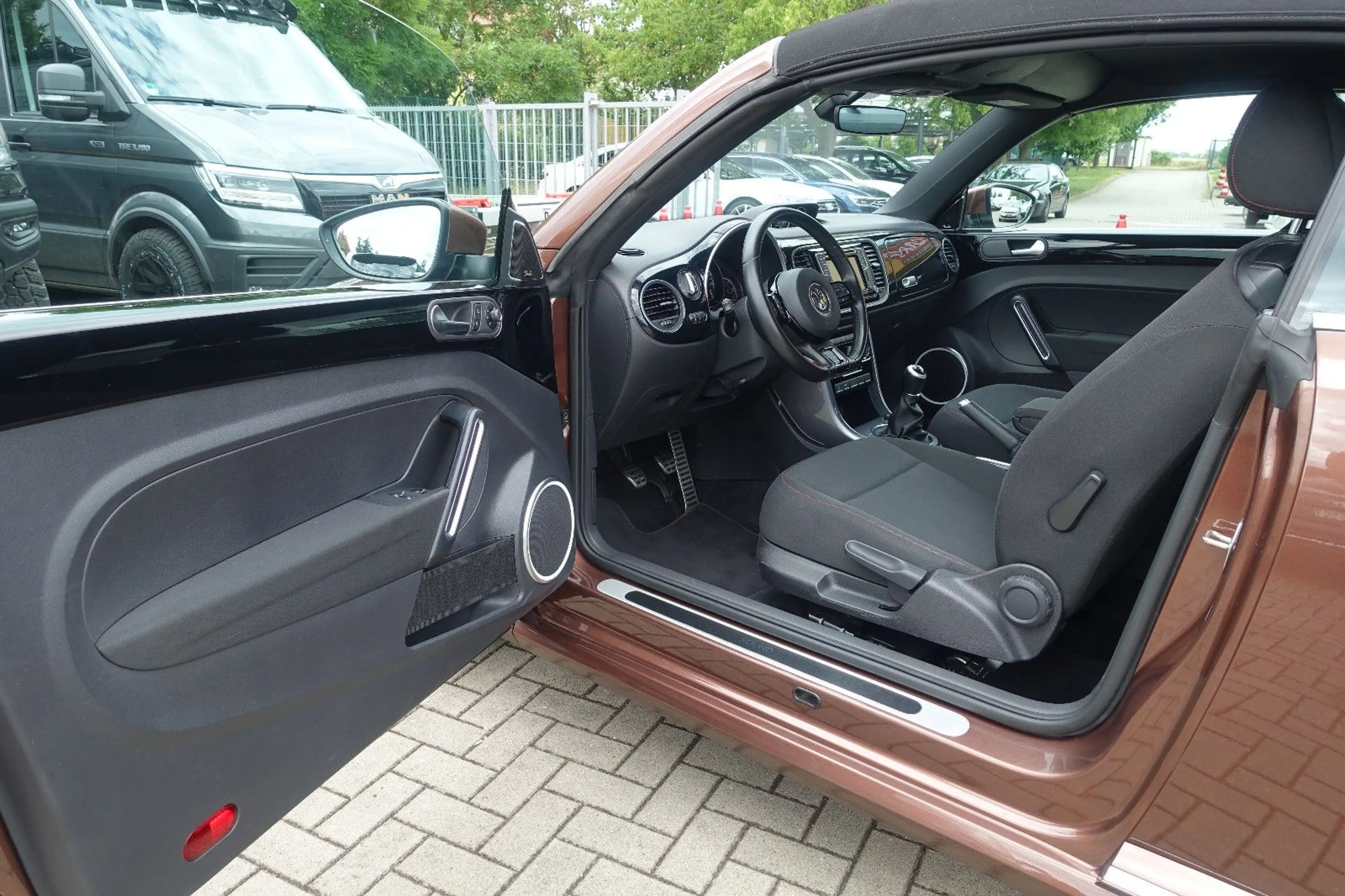 Volkswagen Beetle Cabriolet Design*Bi-Xenon*Navi*Kamera*1Hd — photo 13