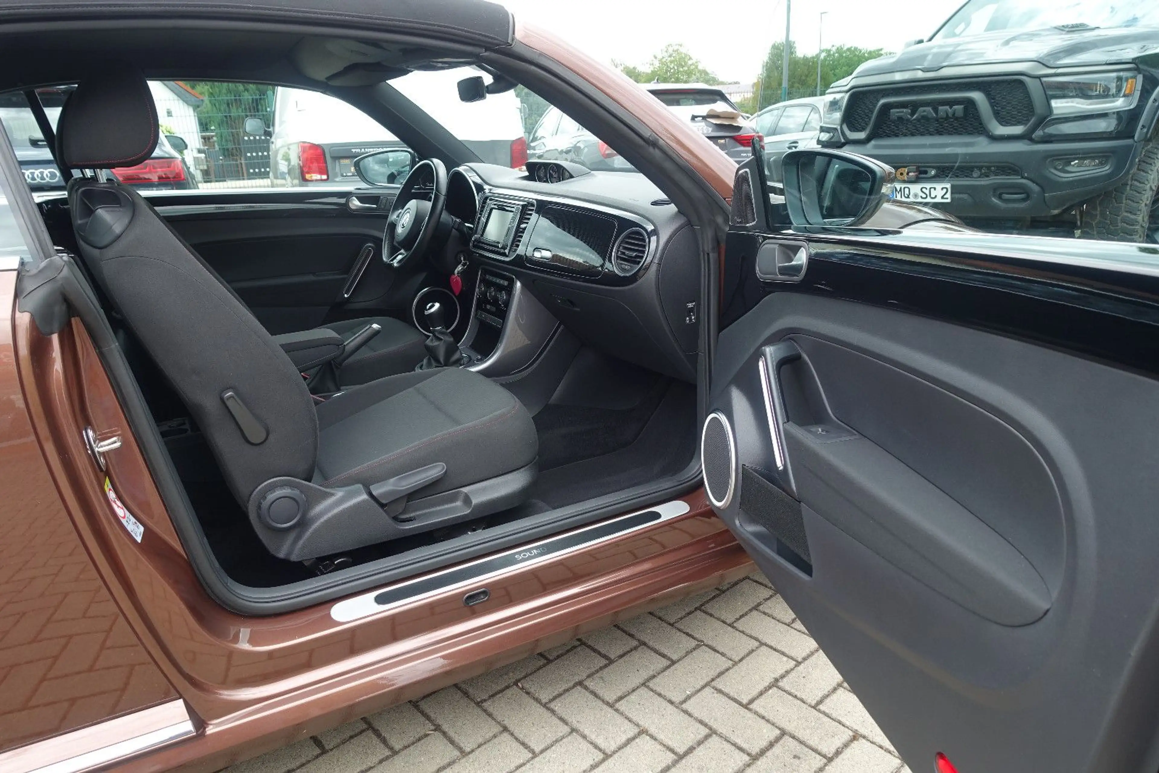 Volkswagen Beetle Cabriolet Design*Bi-Xenon*Navi*Kamera*1Hd — photo 26