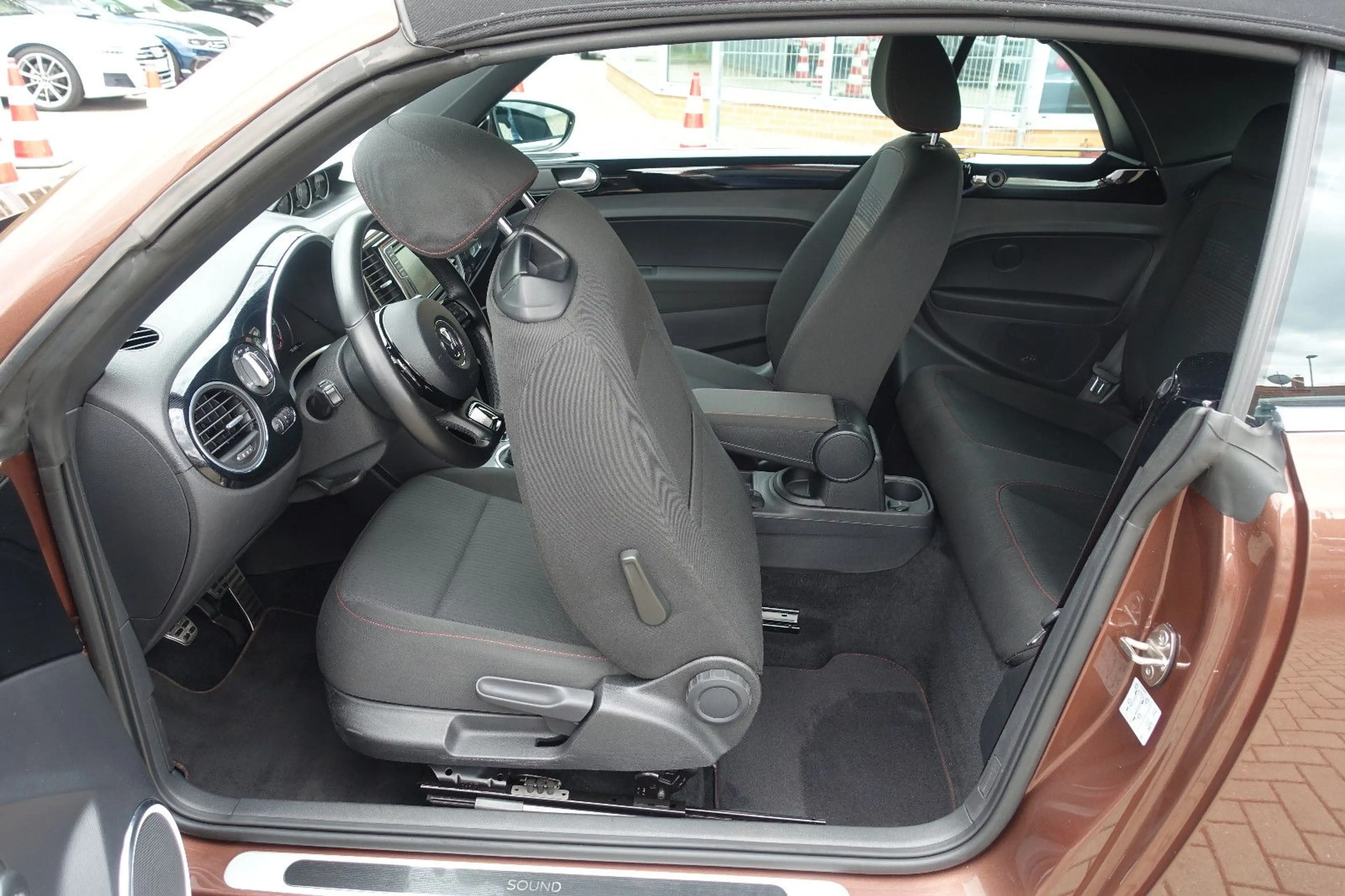 Volkswagen Beetle Cabriolet Design*Bi-Xenon*Navi*Kamera*1Hd — photo 32