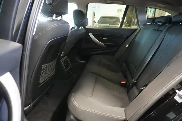 BMW 3 Series view 9