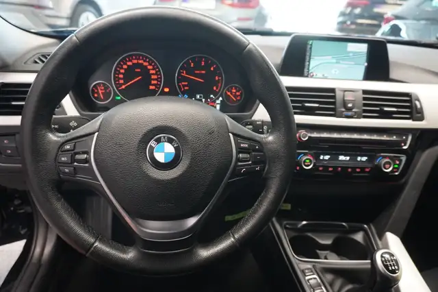 BMW 3 Series view 11