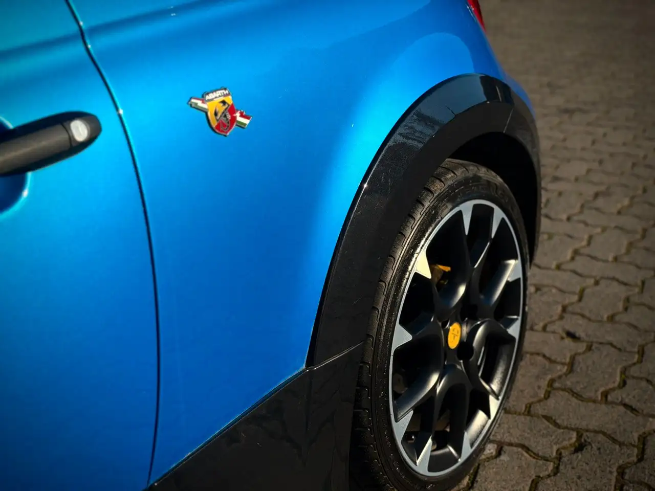 Abarth 695 2022 — фото 15