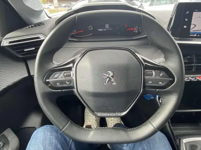 Peugeot 208 view 5
