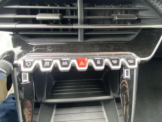 Peugeot 208 view 8