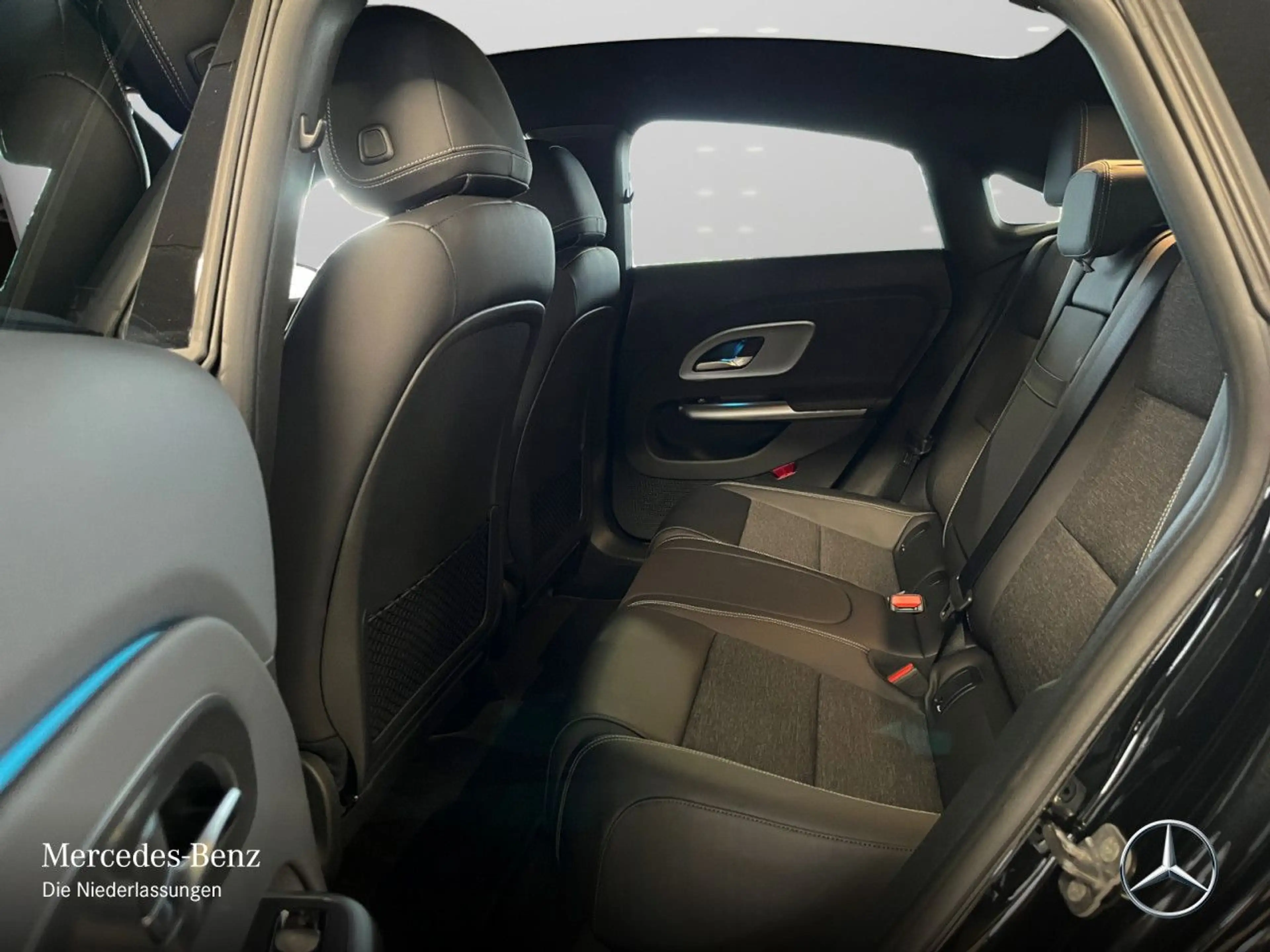 Mercedes-Benz CLA 250 Pano Multibeam Distr. Night Kamera Sitzh — photo 12