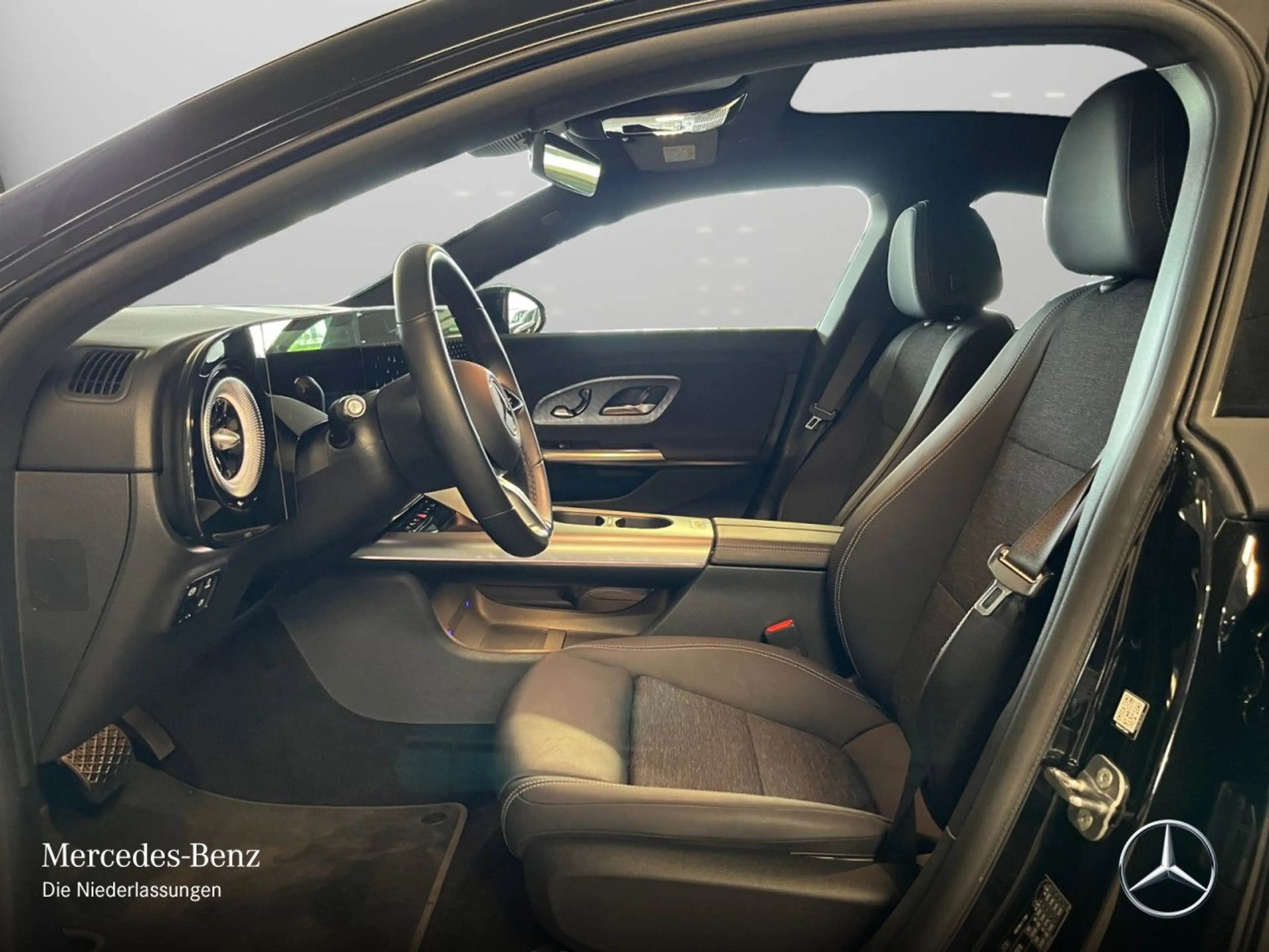 Mercedes-Benz CLA 250 Pano Multibeam Distr. Night Kamera Sitzh — photo 11