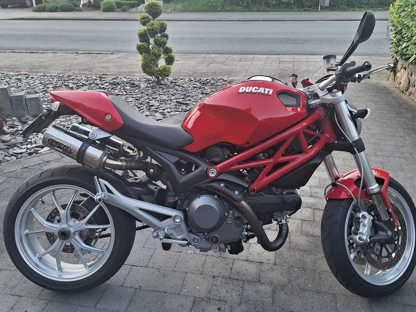 Ducati Monster 1100 Red - 1