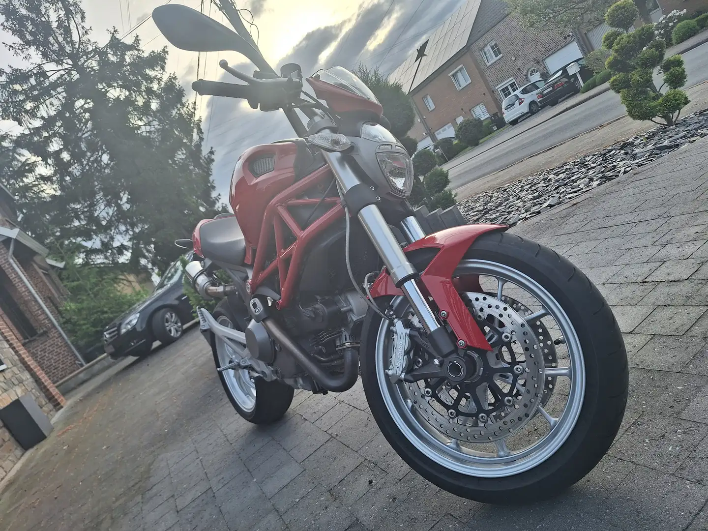 Ducati Monster 1100 Червоний - 2