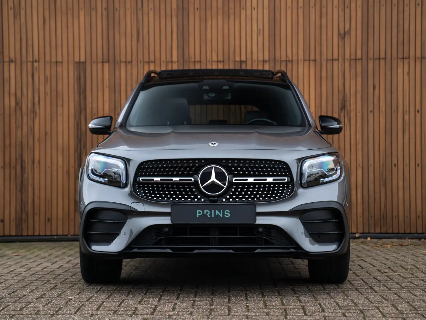 Mercedes-Benz GLB 200 Business Solution AMG | Pano-dak | LED | Orig. NL Grigio - 2