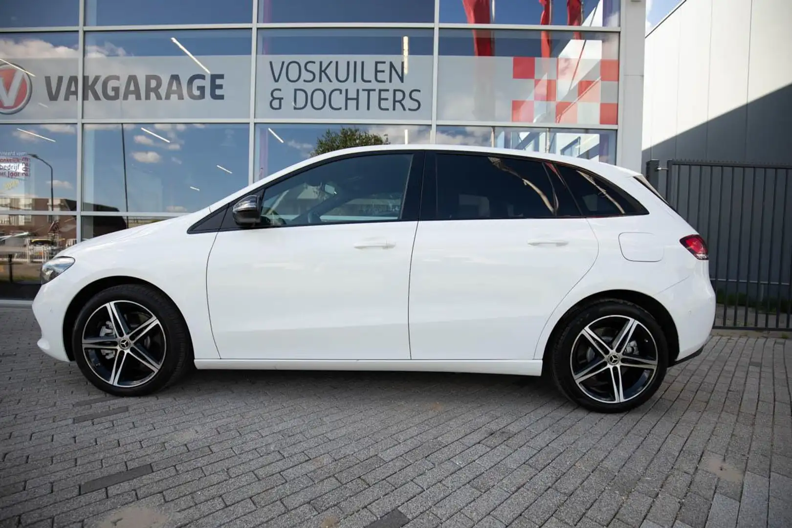 Mercedes-Benz B 250 e Edition Hybride | Parkeerpakket | Nightpakket |Z Wit - 2