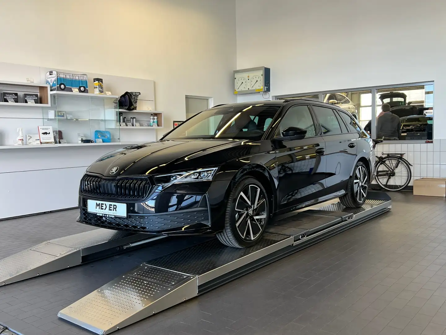 Skoda Octavia Combi IV Sportline 2.0 TDI DSG *AHK, LED, Panoram Schwarz - 2