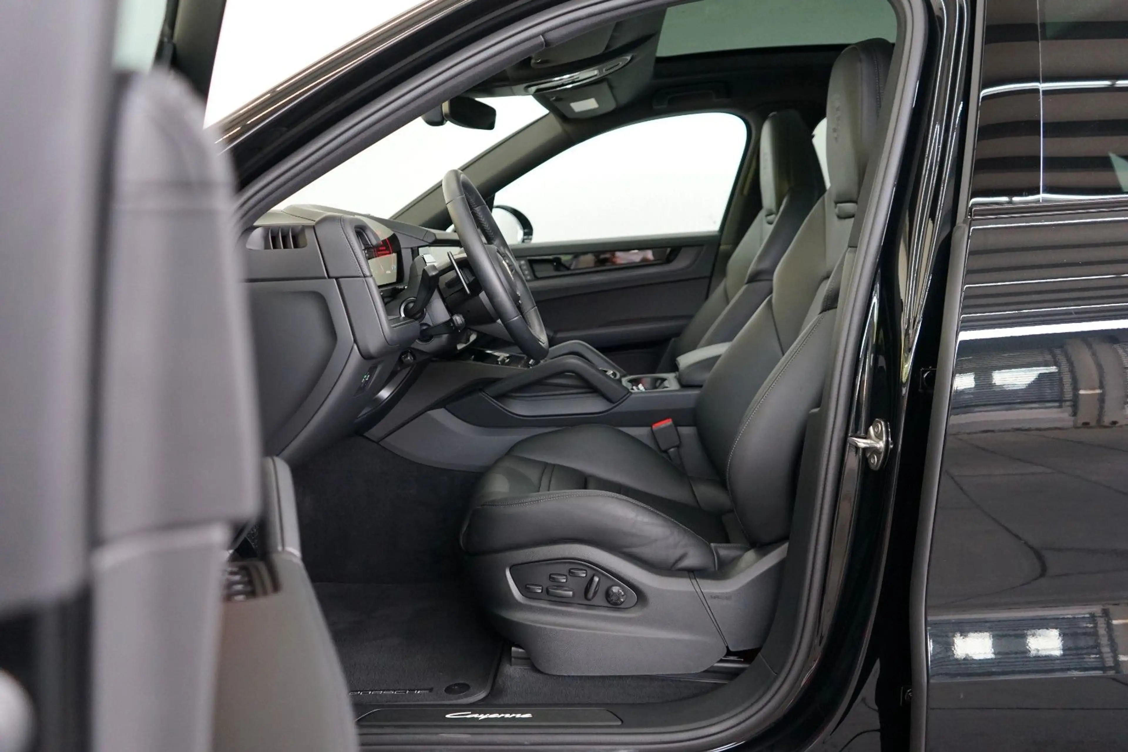 Porsche Cayenne Coupe Black Edition/P-Display/18W/22z — photo 25