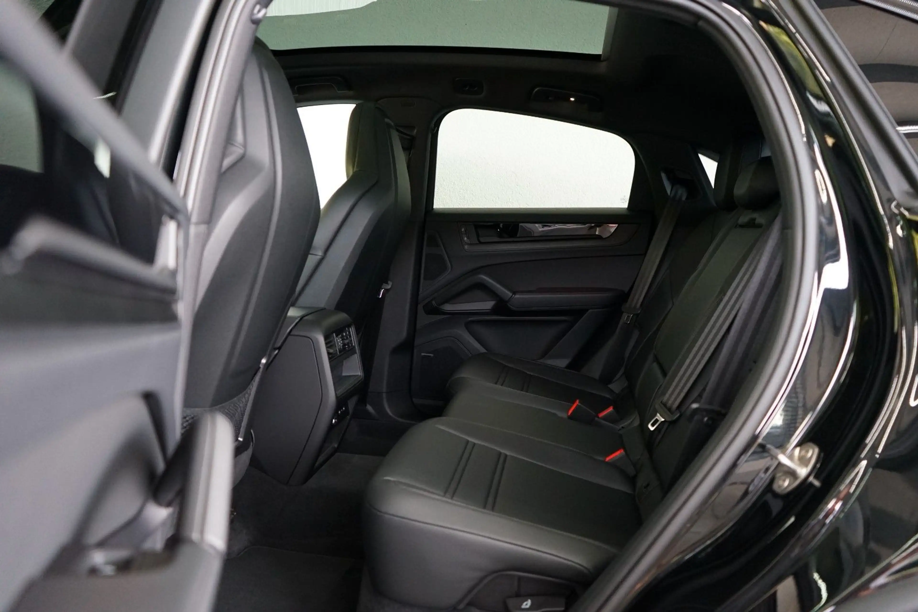 Porsche Cayenne Coupe Black Edition/P-Display/18W/22z — photo 27