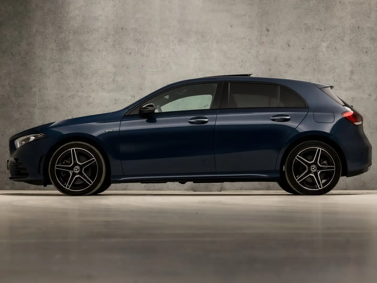 Mercedes-Benz A 250 e AMG Sport 218Pk Automaat (SCHUIFDAK, APPLE CARPL Blauw - 2