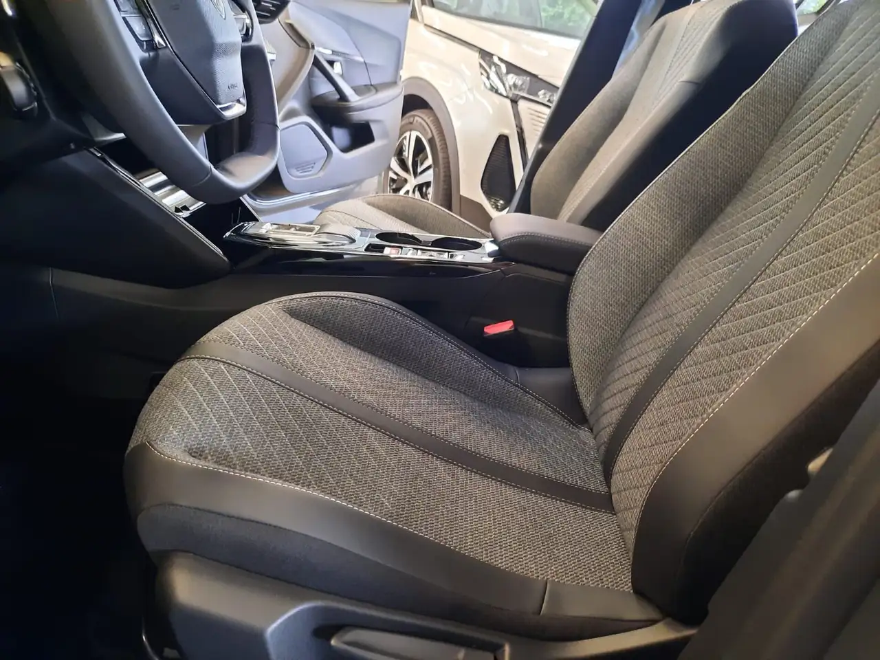 Peugeot 2008 1.2 hybrid ALLURE - 145 cv e-dcs6 14