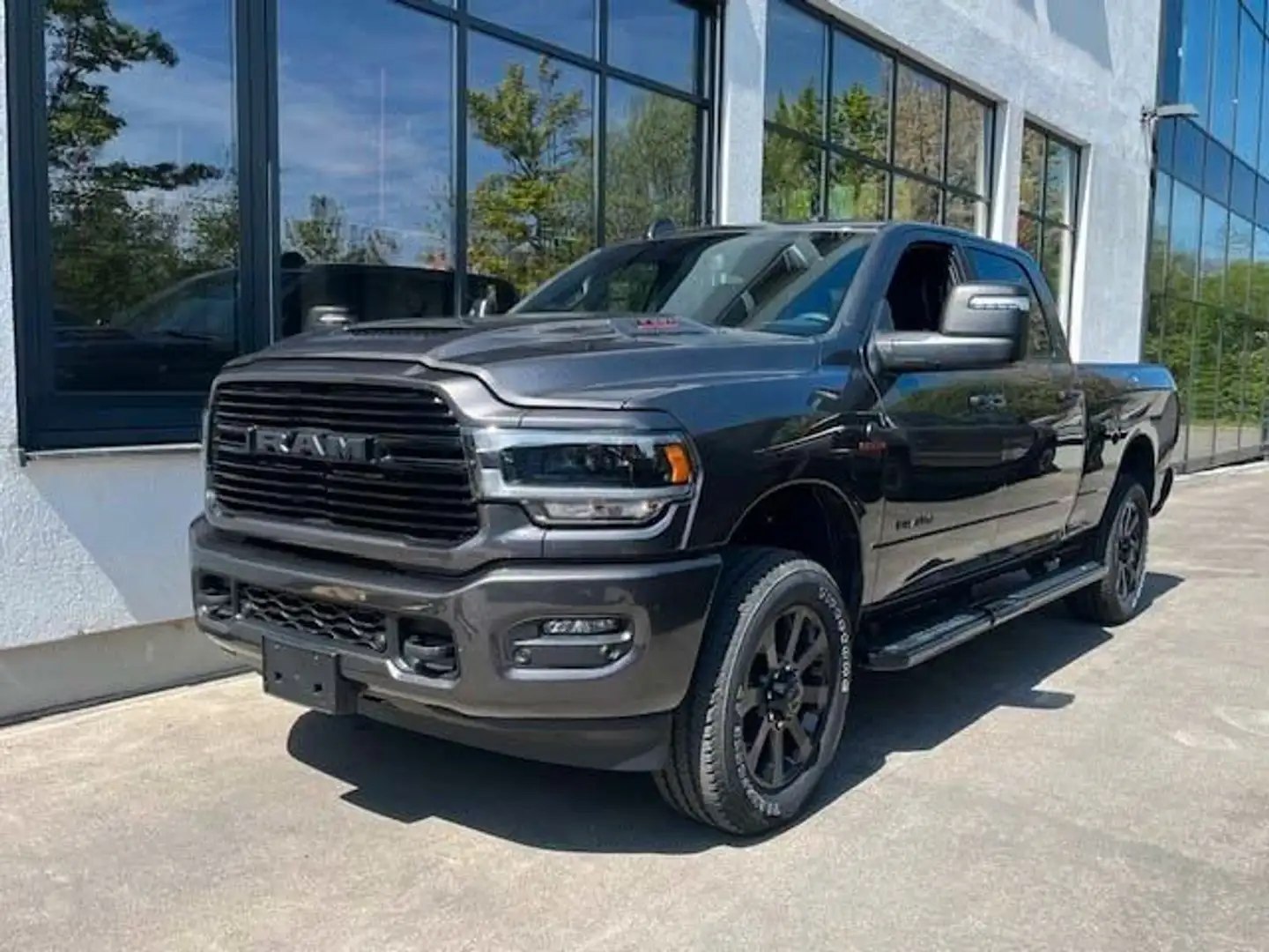 Dodge RAM 3500 Laramie Crew Cab RamBox 6.7 HO 3.99% Grau - 1