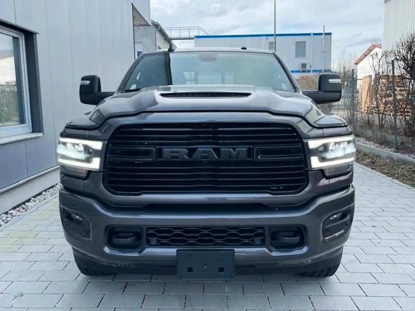 Dodge RAM 3500 Laramie Crew Cab RamBox 6.7 HO 3.99% Grau - 2