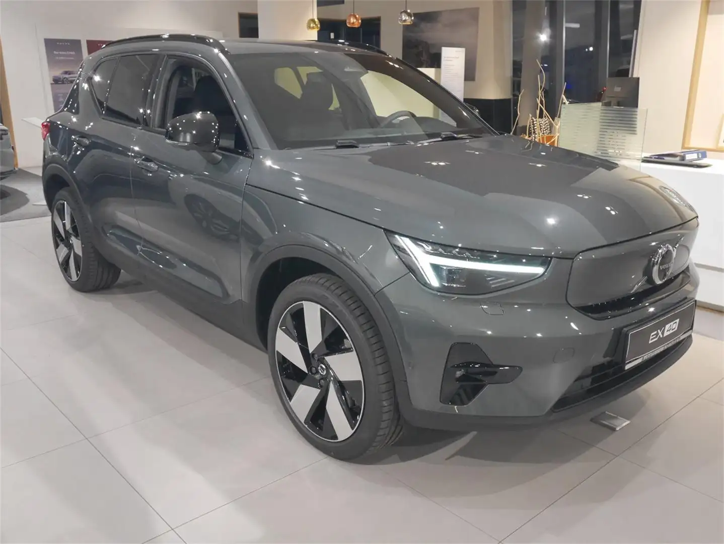 Volvo EX40 Extended Range Plus Dark Grün - 1