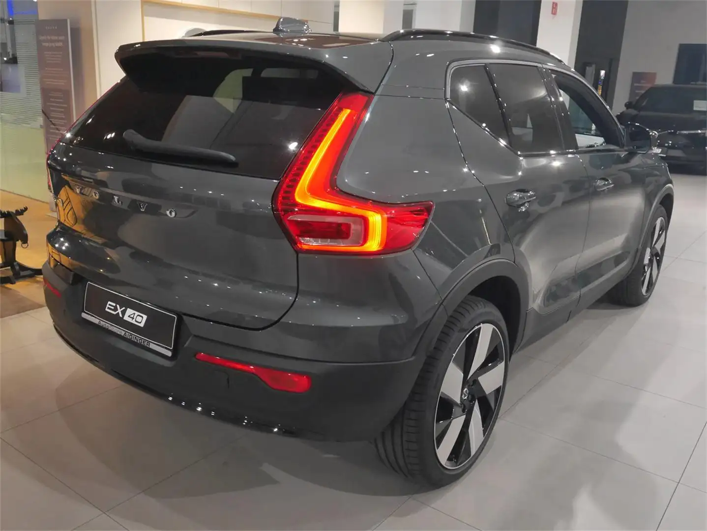 Volvo EX40 Extended Range Plus Dark Grün - 2