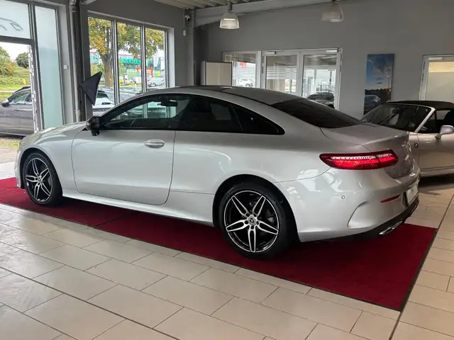 Mercedes-Benz E-Class view 3