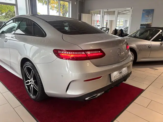 Mercedes-Benz E-Class view 4