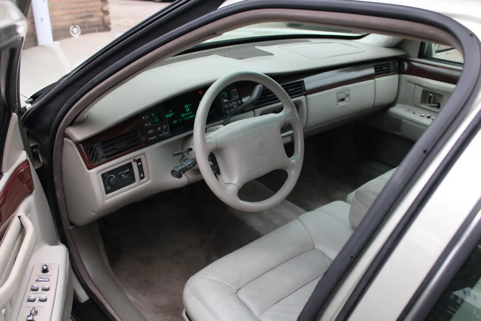 Cadillac Deville Sedan 4.6 Northstar - 1996 - V8 - USA import - Doc Beżowy - 2