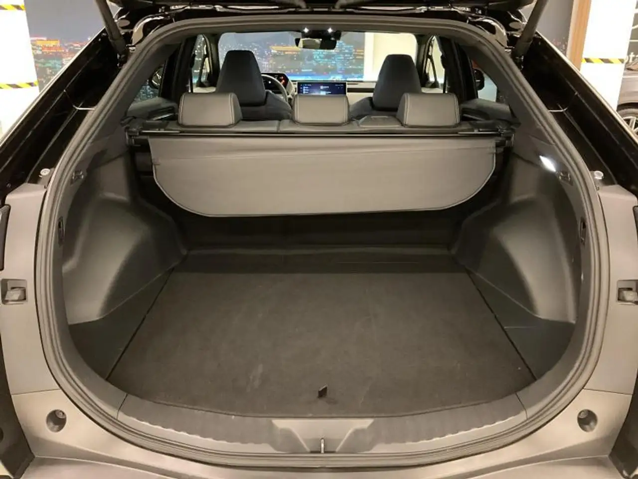 Toyota bZ4X Executive line, миниатюра 13