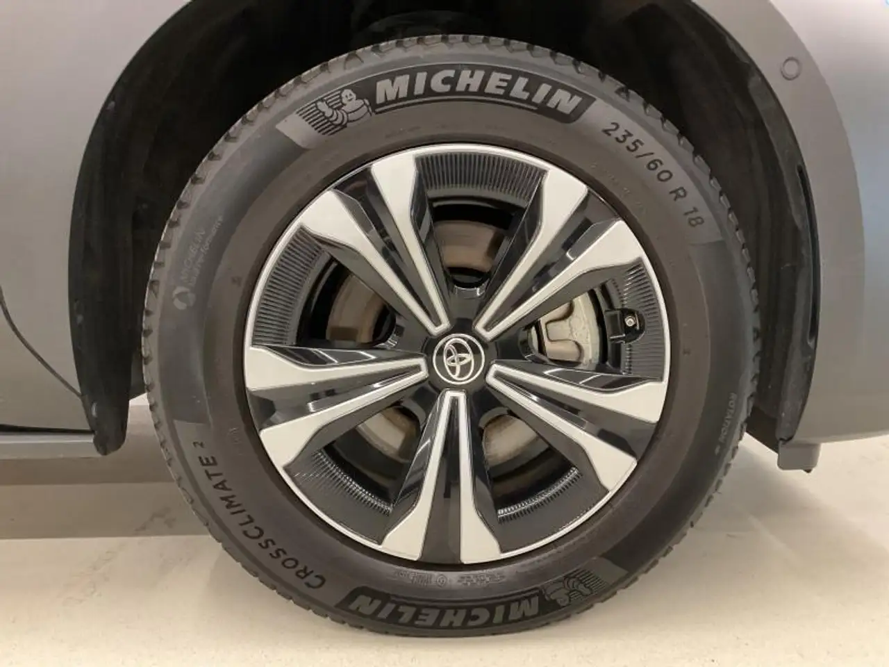 Toyota bZ4X Executive line, миниатюра 17