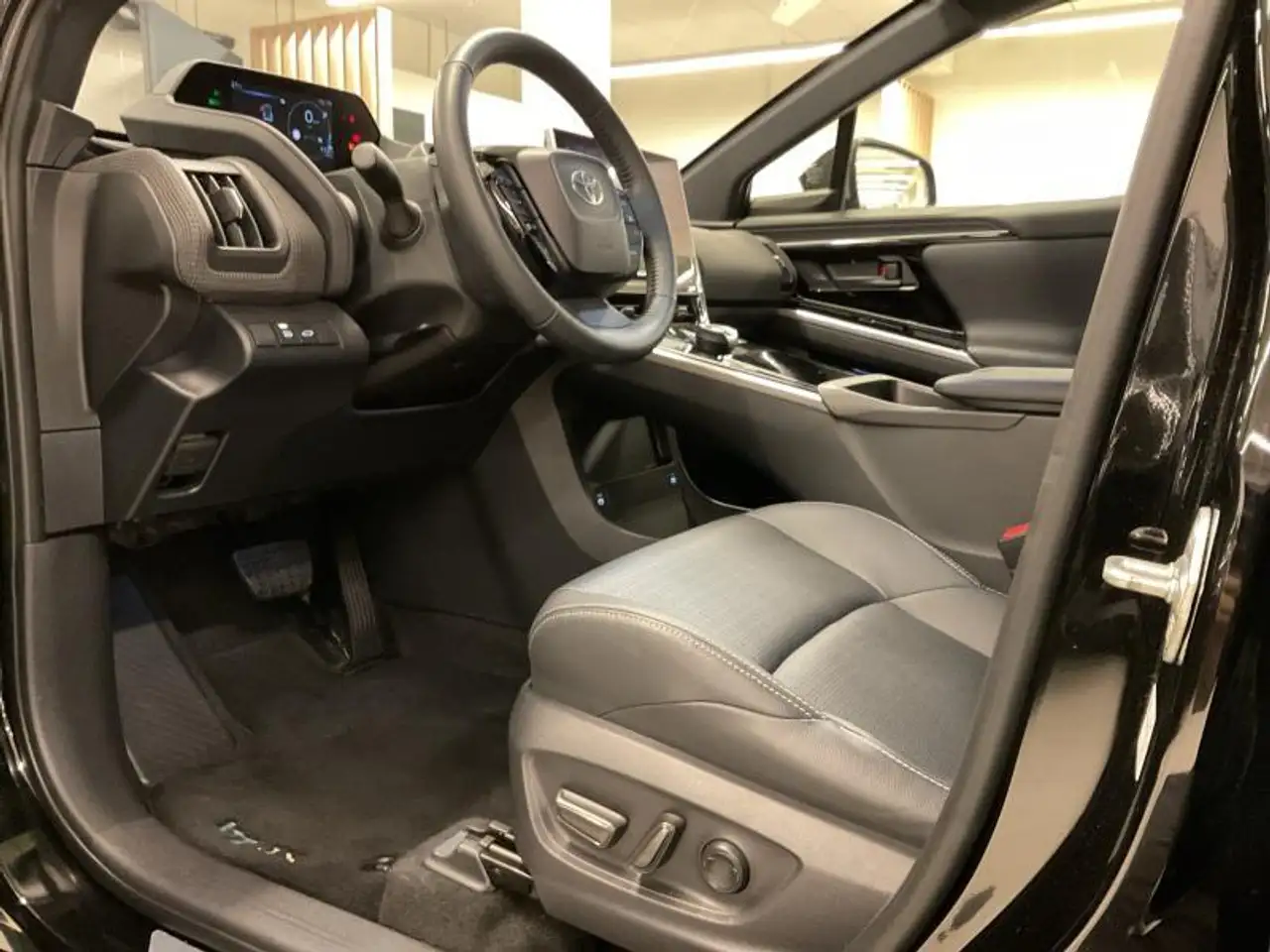 Toyota bZ4X Executive line, миниатюра 22