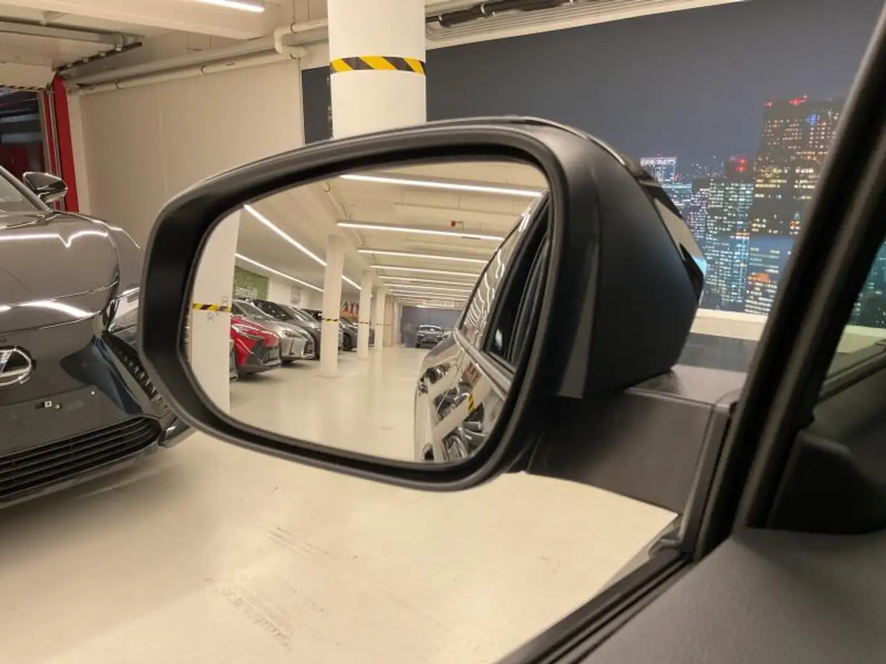 Toyota bZ4X Executive line, миниатюра 8