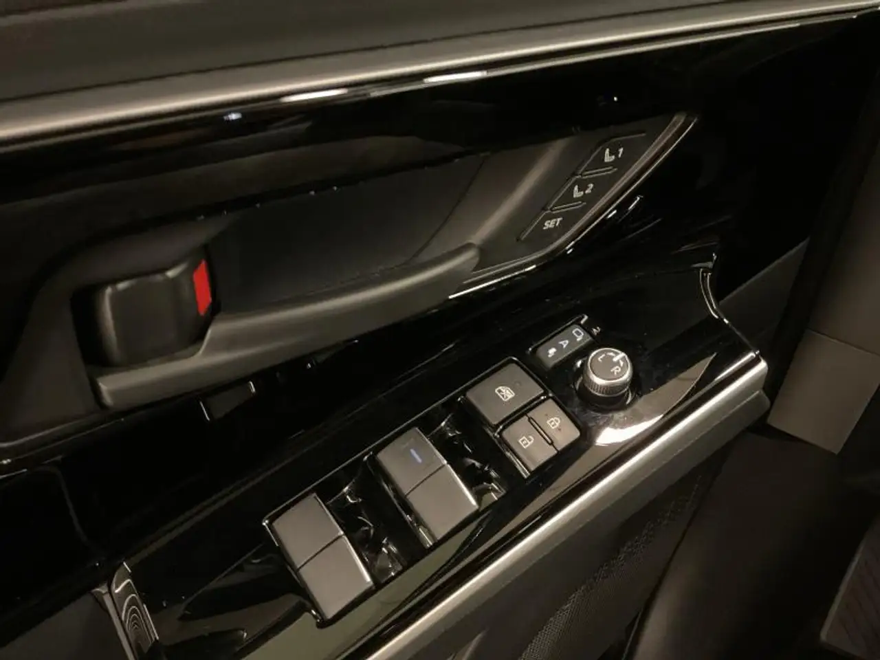 Toyota bZ4X Executive line, миниатюра 21