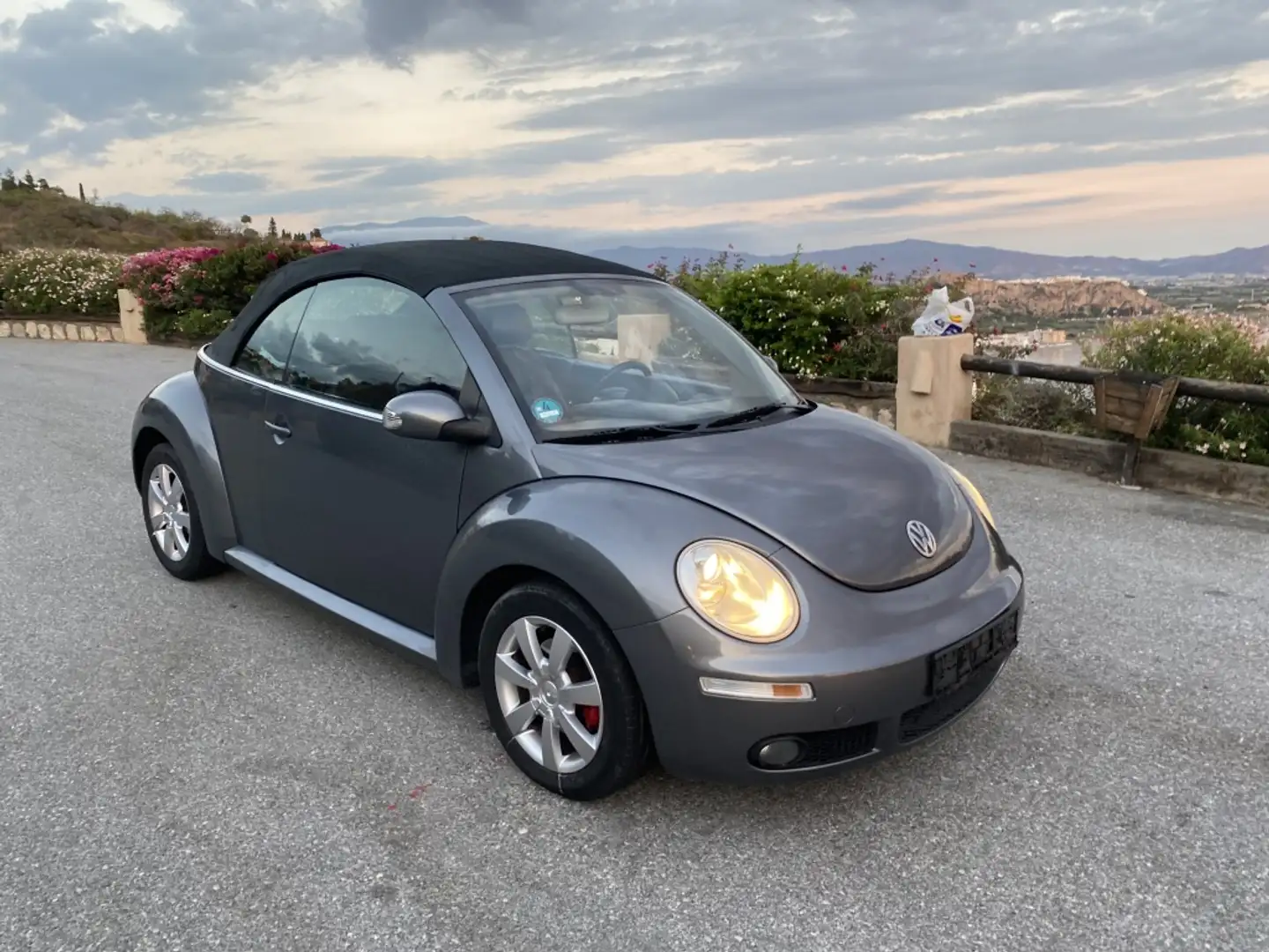 Volkswagen Beetle Cabrio. 1.9TDI Gris - 2