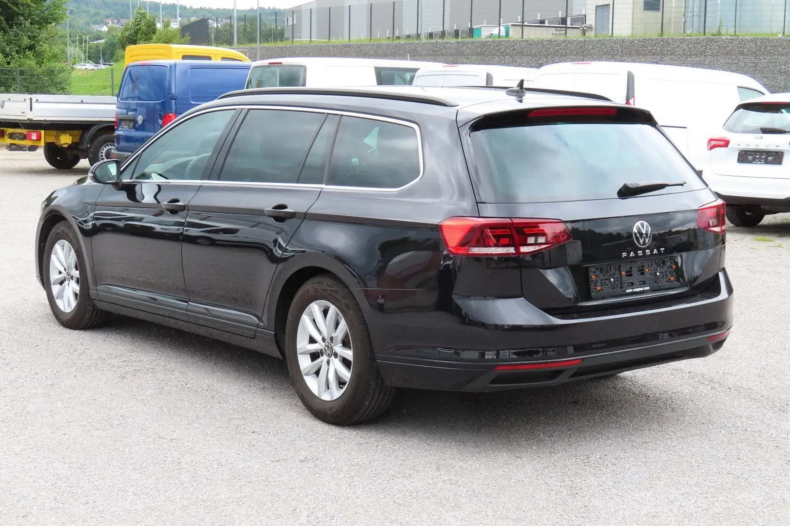 Volkswagen Passat Variant Passat Var. R-Line LED ACC ActiveDisplay CarPlay Zwart - 2