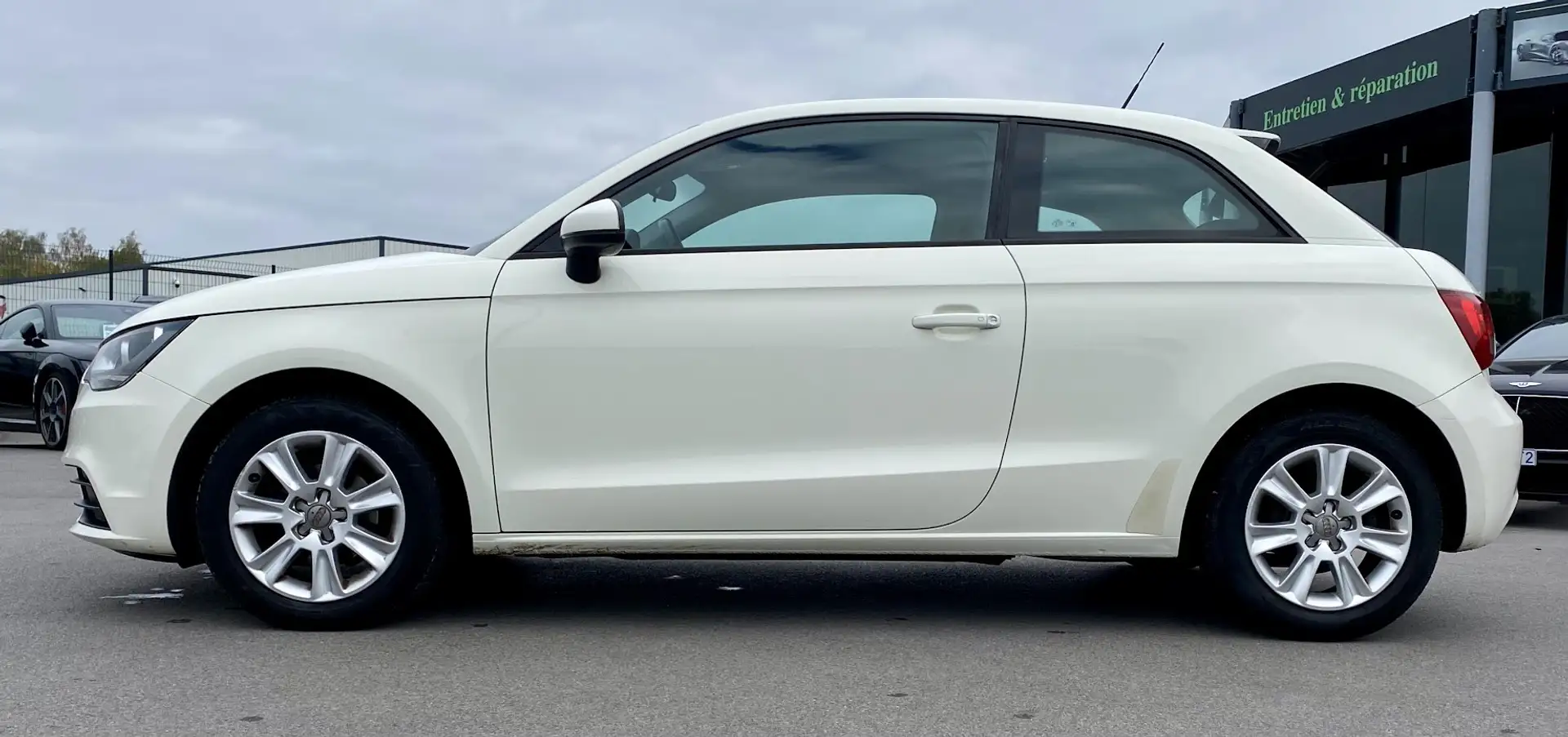 Audi A1 / 1.6l TDI 90 CH BVM 5 / Attraction Blanc - 2