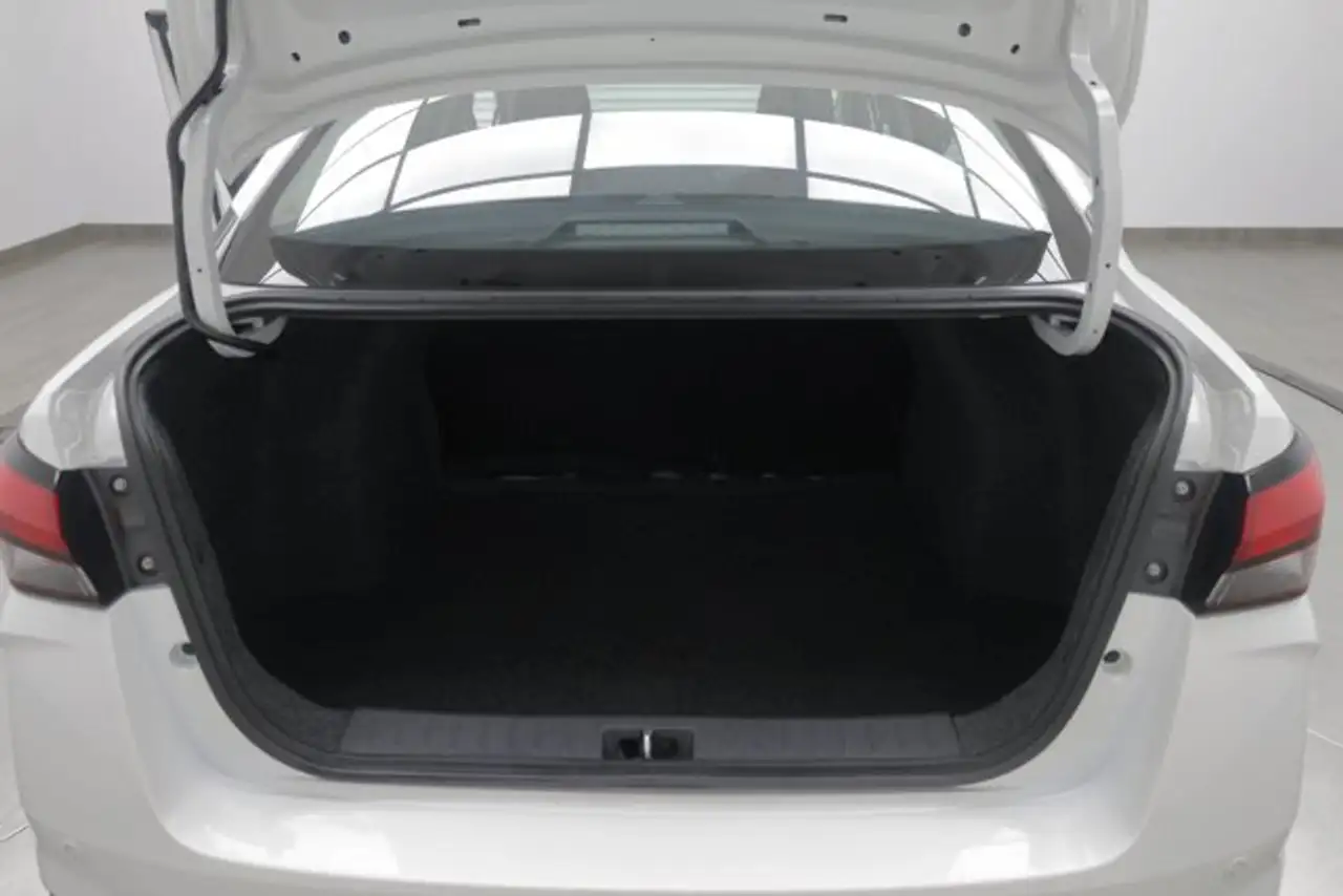 Nissan Versa снимка Nissan Versa