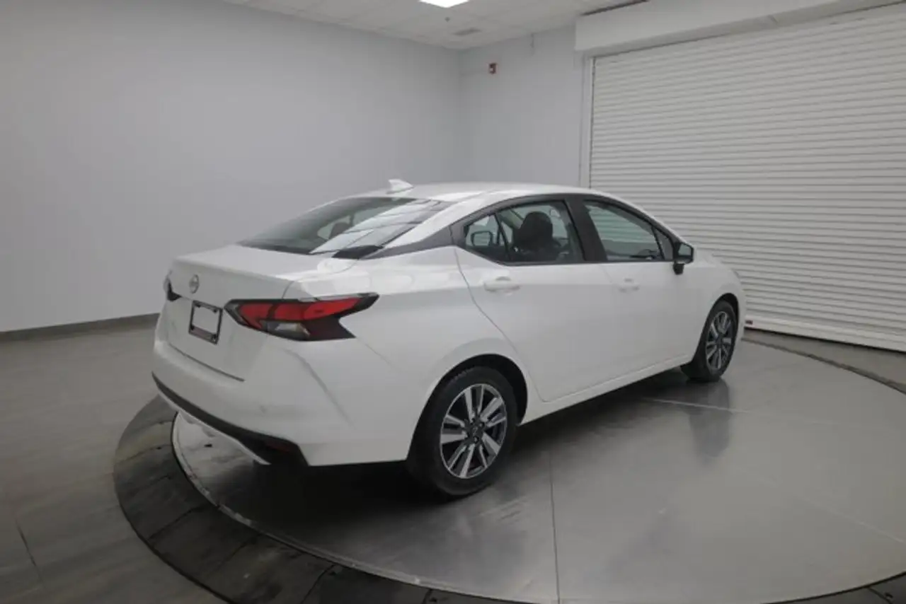 Nissan Versa снимка Nissan Versa